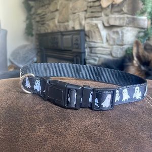Dog collar with ghosts on it
